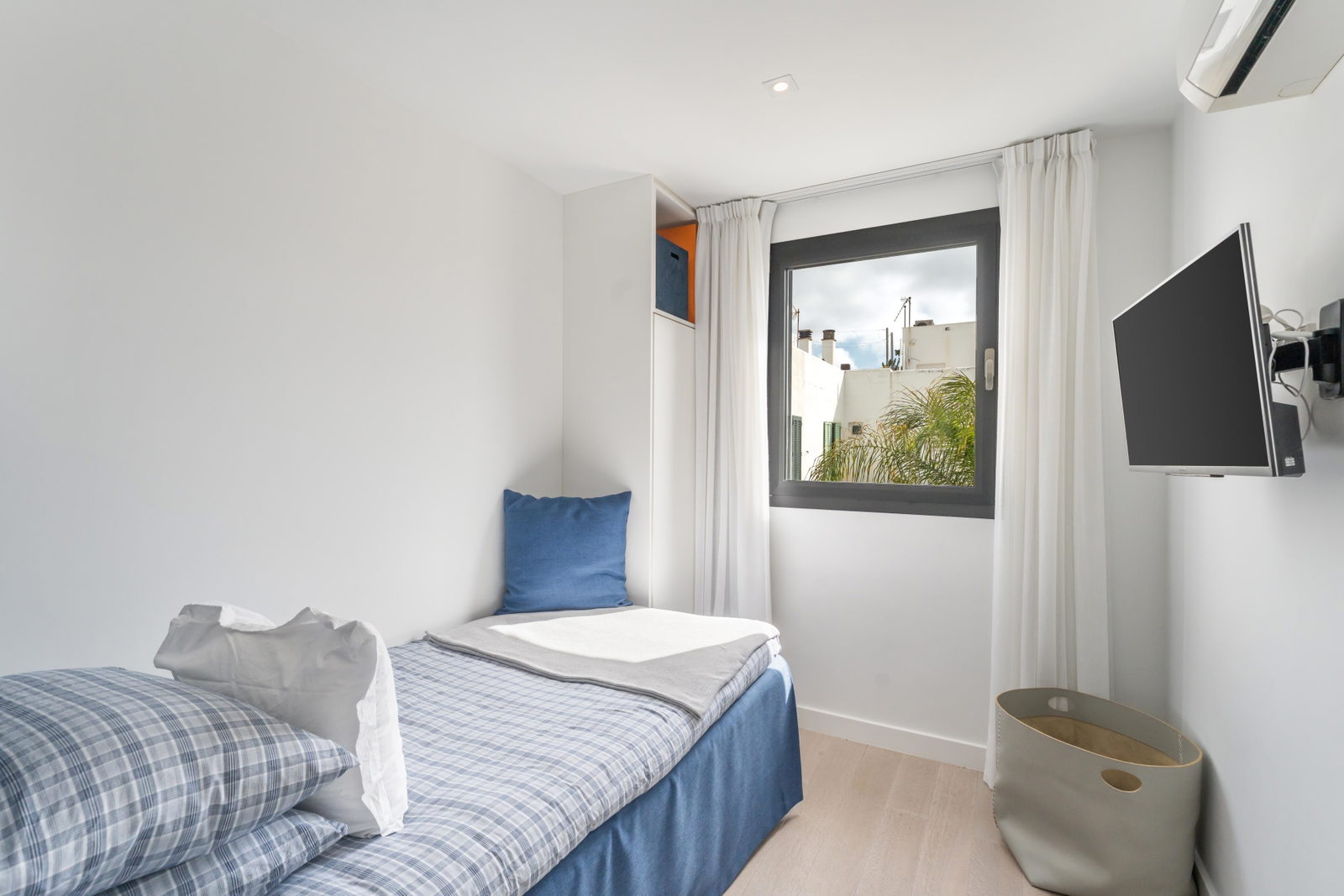 Eleganter Stadthaus mit privater Dachterrasse, Aufzug und Meerblick in Molinar