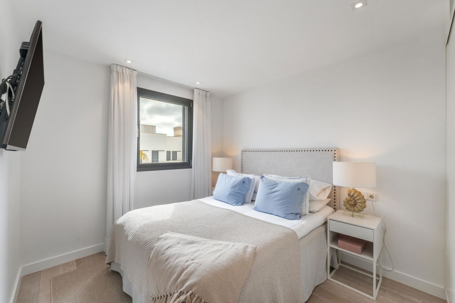 Eleganter Stadthaus mit privater Dachterrasse, Aufzug und Meerblick in Molinar