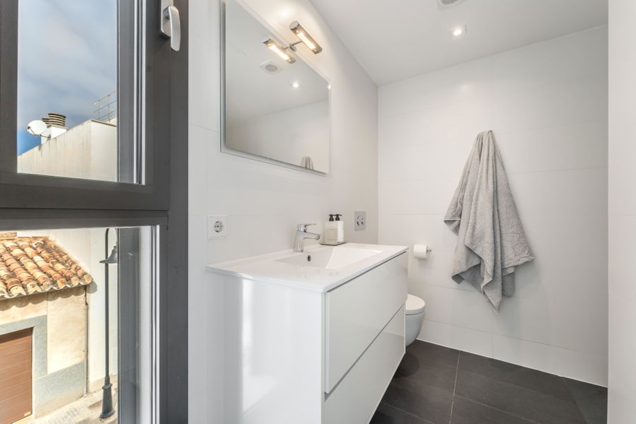 Eleganter Stadthaus mit privater Dachterrasse, Aufzug und Meerblick in Molinar