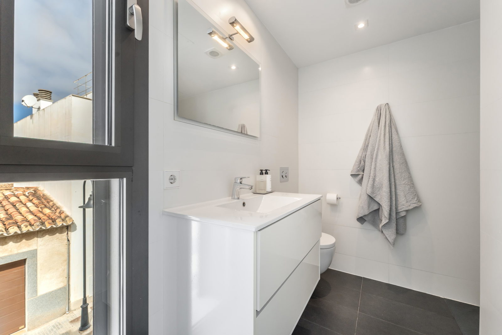 Eleganter Stadthaus mit privater Dachterrasse, Aufzug und Meerblick in Molinar
