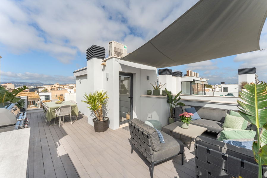 Eleganter Stadthaus mit privater Dachterrasse, Aufzug und Meerblick in Molinar