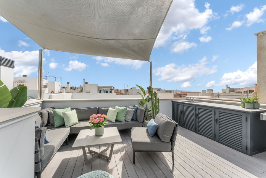 Eleganter Stadthaus mit privater Dachterrasse, Aufzug und Meerblick in Molinar