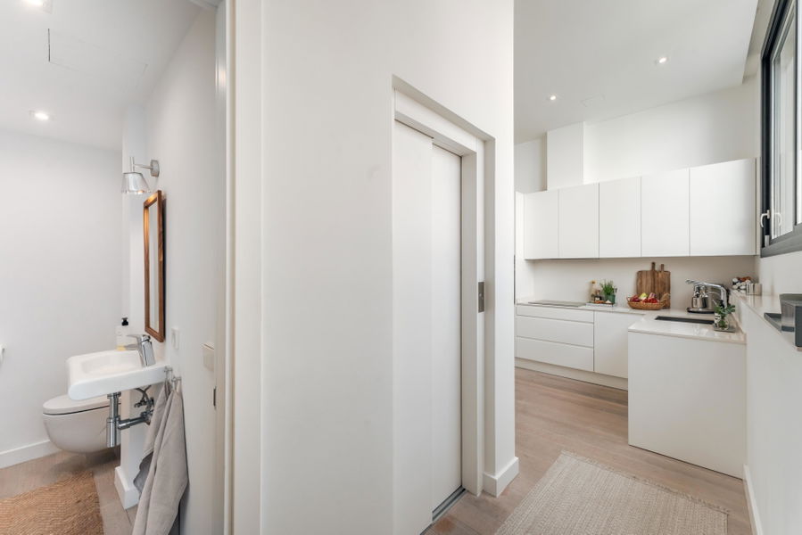 Eleganter Stadthaus mit privater Dachterrasse, Aufzug und Meerblick in Molinar