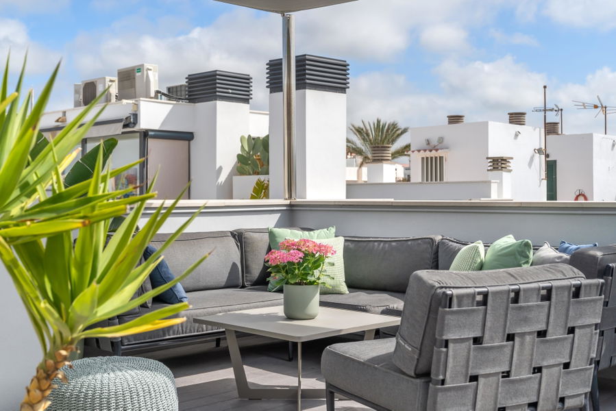 Eleganter Stadthaus mit privater Dachterrasse, Aufzug und Meerblick in Molinar