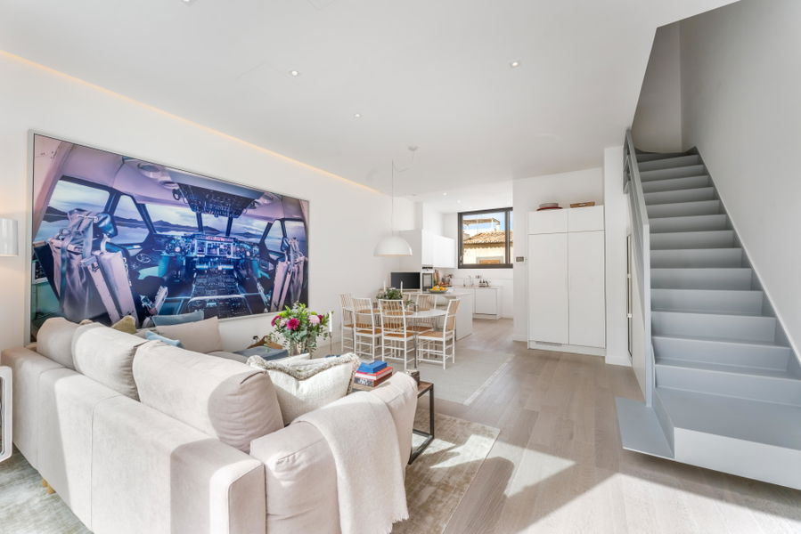 Eleganter Stadthaus mit privater Dachterrasse, Aufzug und Meerblick in Molinar