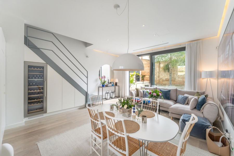 Eleganter Stadthaus mit privater Dachterrasse, Aufzug und Meerblick in Molinar