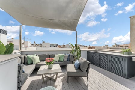 Ljust och smakfullt townhouse med privat takterrass, hiss och havsutsikt – nära stranden i eftertraktade Molinar