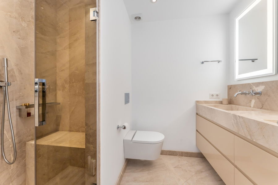 Außergewöhnliche Erstlinien-Residenz zum Verkauf in Portixol, Palma mit großer Strandterrasse, Pool & Parkplatz