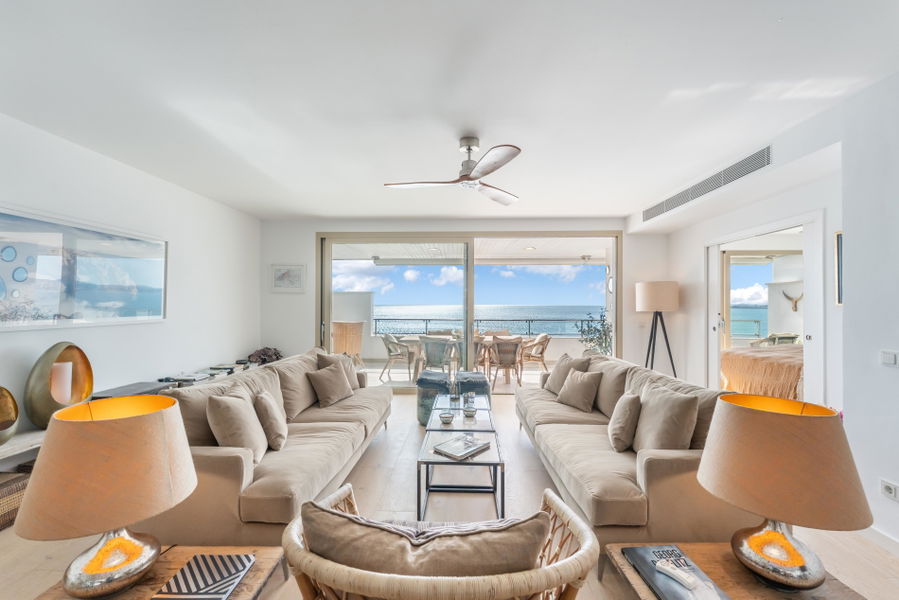 Außergewöhnliche Erstlinien-Residenz zum Verkauf in Portixol, Palma mit großer Strandterrasse, Pool & Parkplatz