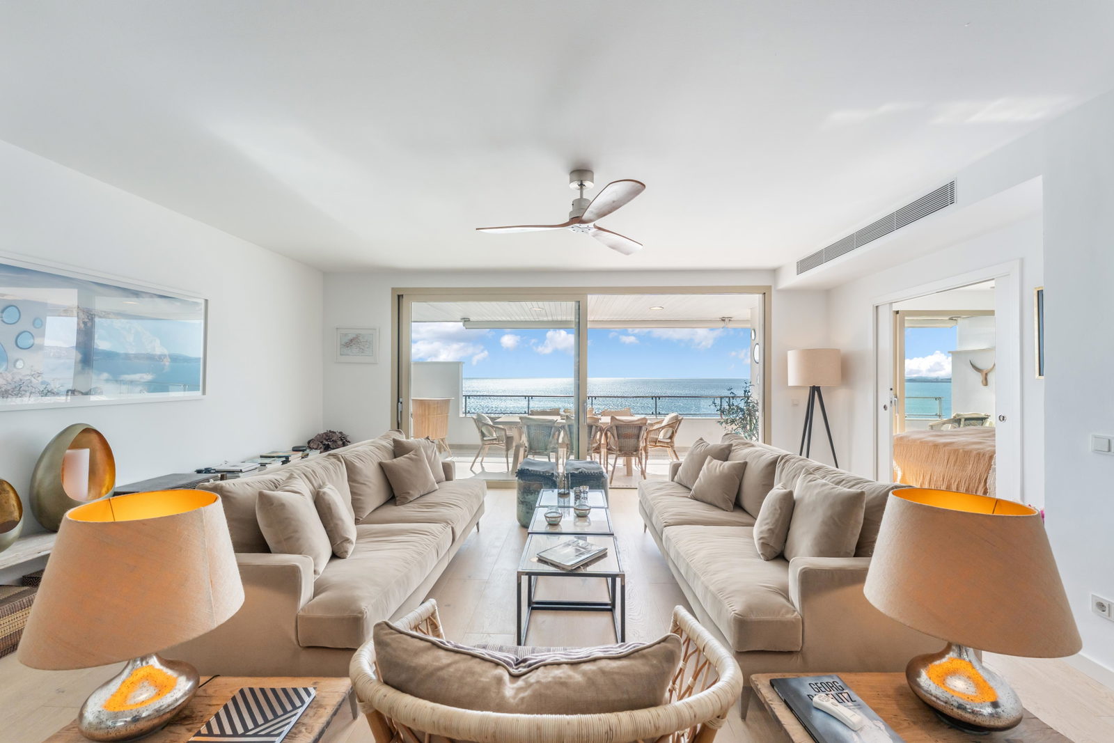 Außergewöhnliche Erstlinien-Residenz zum Verkauf in Portixol, Palma mit großer Strandterrasse, Pool & Parkplatz