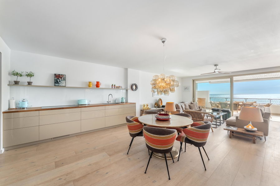 Außergewöhnliche Erstlinien-Residenz zum Verkauf in Portixol, Palma mit großer Strandterrasse, Pool & Parkplatz