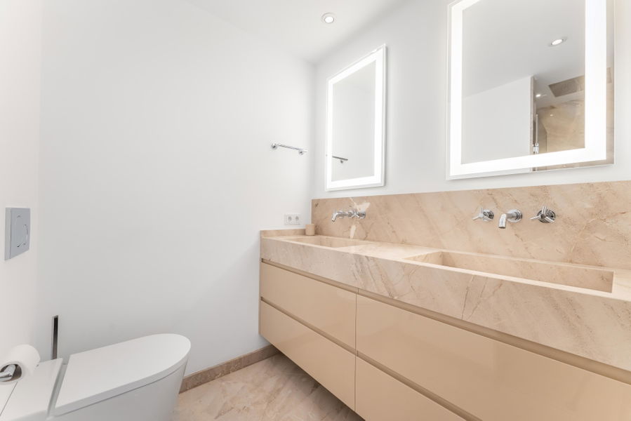 Außergewöhnliche Erstlinien-Residenz zum Verkauf in Portixol, Palma mit großer Strandterrasse, Pool & Parkplatz