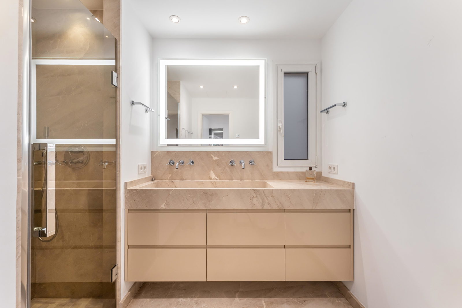 Außergewöhnliche Erstlinien-Residenz zum Verkauf in Portixol, Palma mit großer Strandterrasse, Pool & Parkplatz