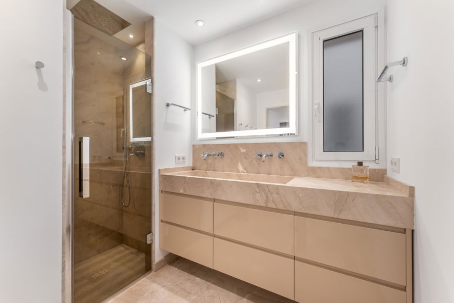 Außergewöhnliche Erstlinien-Residenz zum Verkauf in Portixol, Palma mit großer Strandterrasse, Pool & Parkplatz