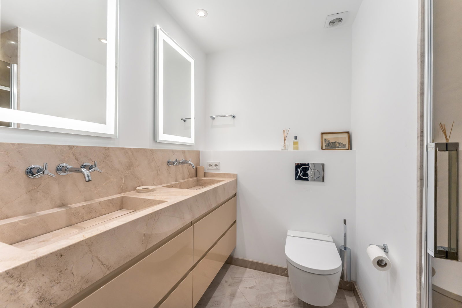 Außergewöhnliche Erstlinien-Residenz zum Verkauf in Portixol, Palma mit großer Strandterrasse, Pool & Parkplatz