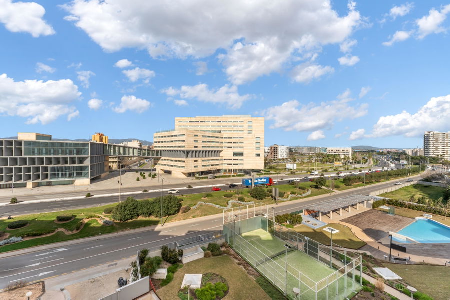 Außergewöhnliche Erstlinien-Residenz zum Verkauf in Portixol, Palma mit großer Strandterrasse, Pool & Parkplatz