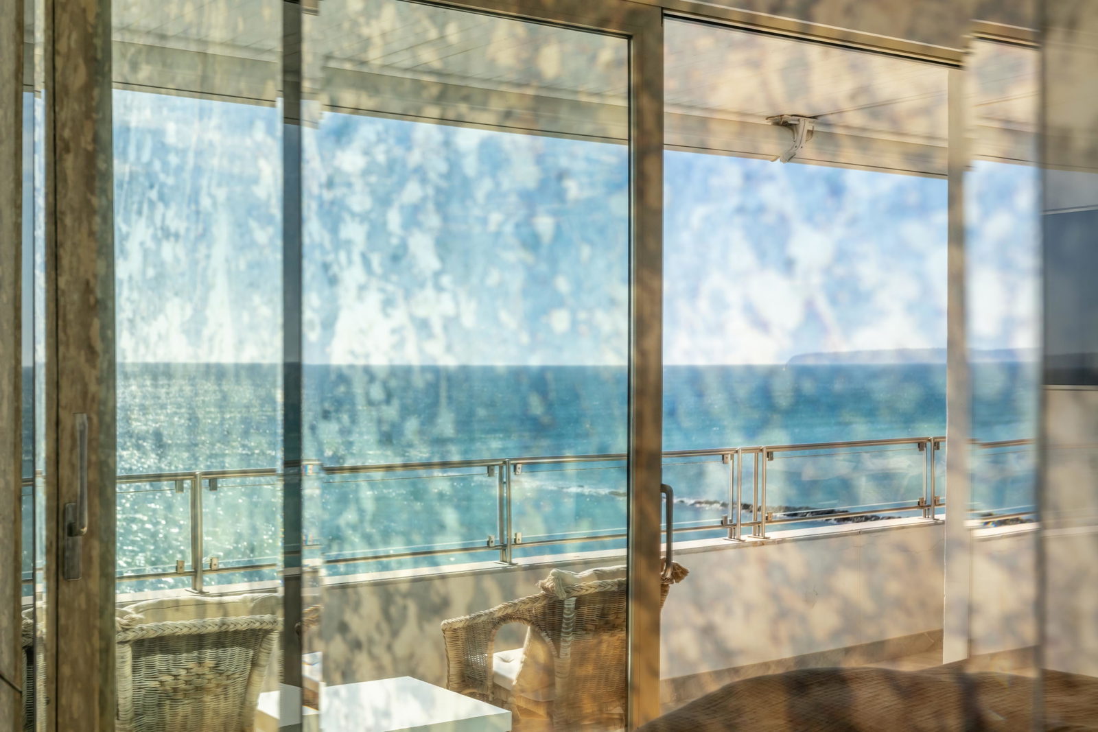 Außergewöhnliche Erstlinien-Residenz zum Verkauf in Portixol, Palma mit großer Strandterrasse, Pool & Parkplatz