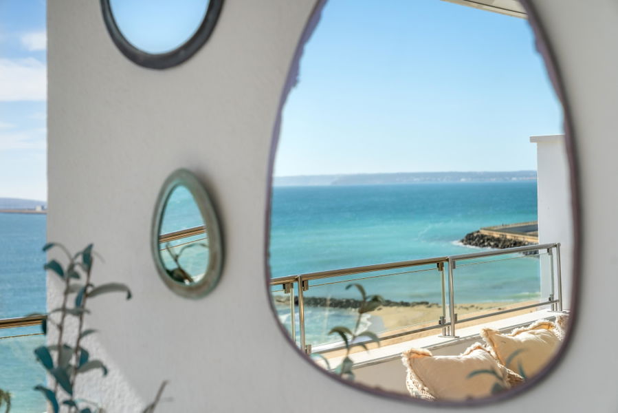 Außergewöhnliche Erstlinien-Residenz zum Verkauf in Portixol, Palma mit großer Strandterrasse, Pool & Parkplatz