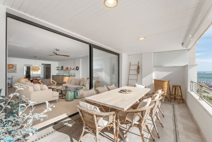 Außergewöhnliche Erstlinien-Residenz zum Verkauf in Portixol, Palma mit großer Strandterrasse, Pool & Parkplatz