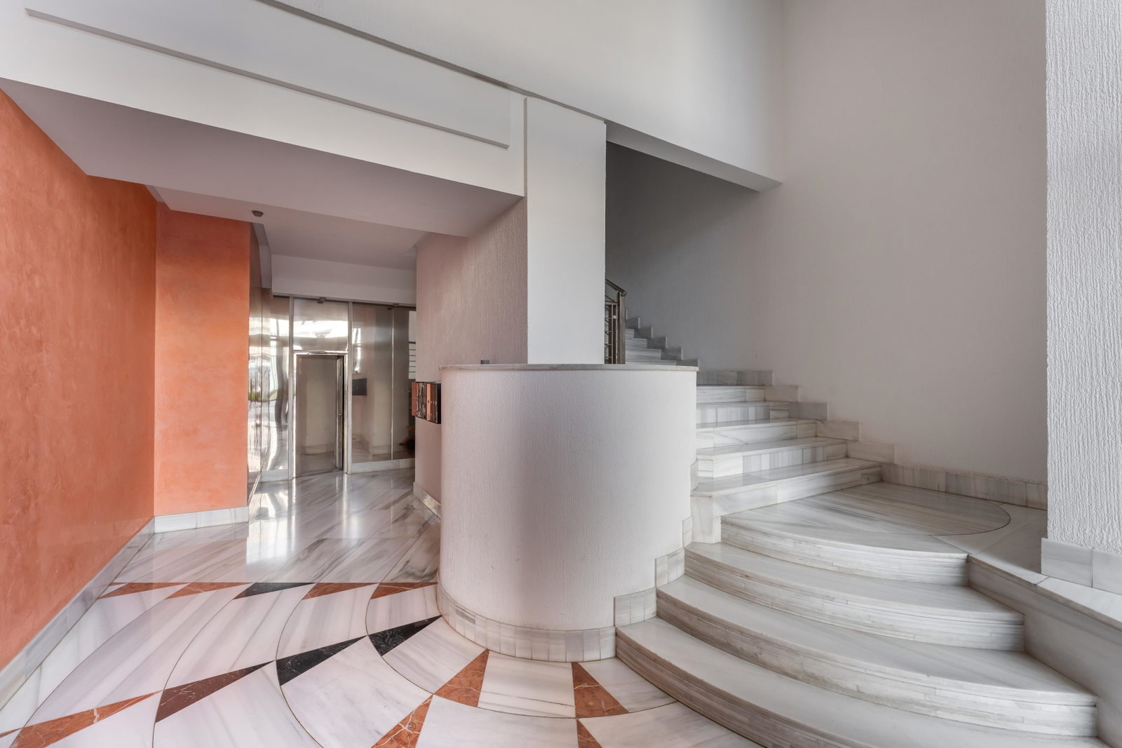 Außergewöhnliche Erstlinien-Residenz zum Verkauf in Portixol, Palma mit großer Strandterrasse, Pool & Parkplatz