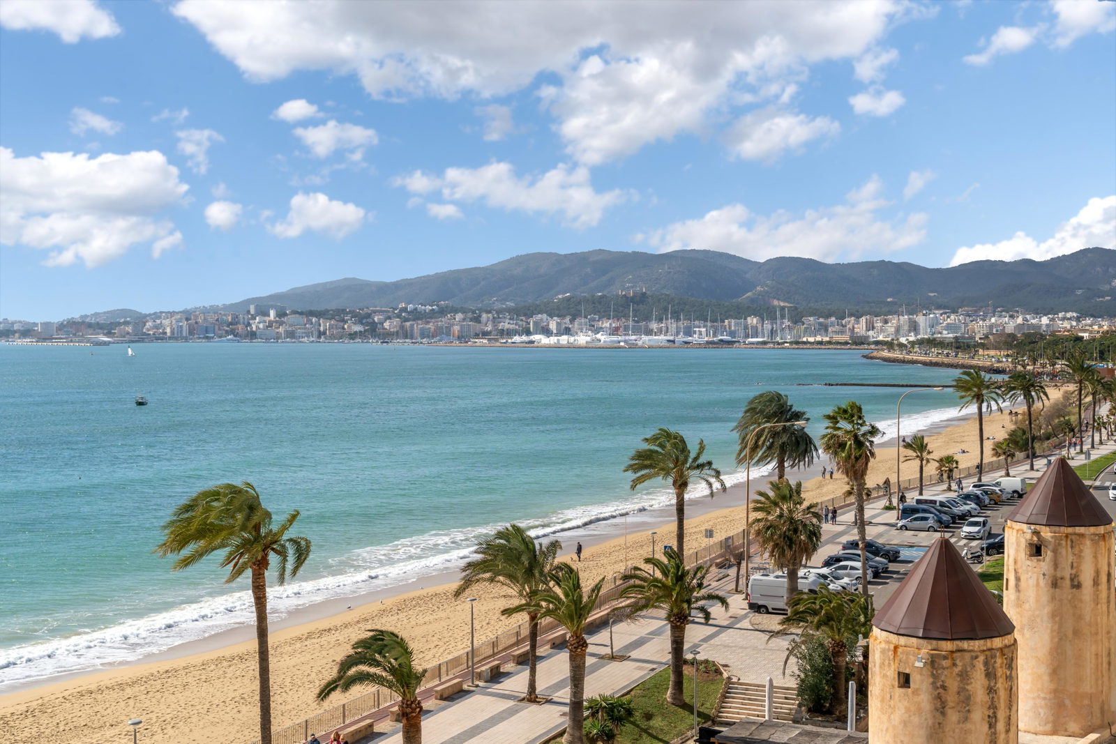 Außergewöhnliche Erstlinien-Residenz zum Verkauf in Portixol, Palma mit großer Strandterrasse, Pool & Parkplatz
