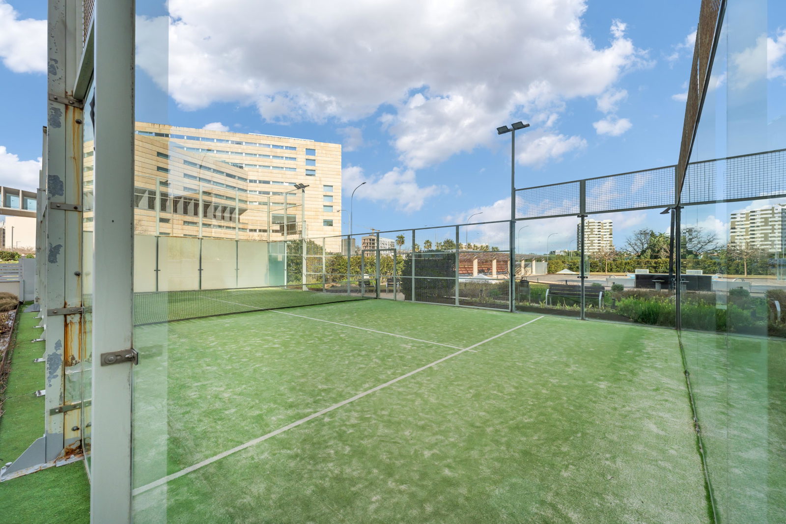 Außergewöhnliche Erstlinien-Residenz zum Verkauf in Portixol, Palma mit großer Strandterrasse, Pool & Parkplatz