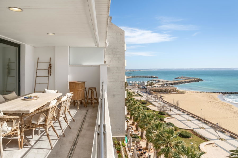 Außergewöhnliche Erstlinien-Residenz zum Verkauf in Portixol, Palma mit großer Strandterrasse, Pool & Parkplatz