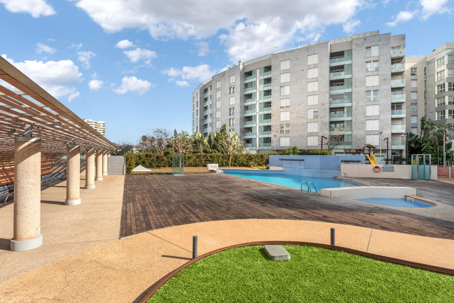 Außergewöhnliche Erstlinien-Residenz zum Verkauf in Portixol, Palma mit großer Strandterrasse, Pool & Parkplatz