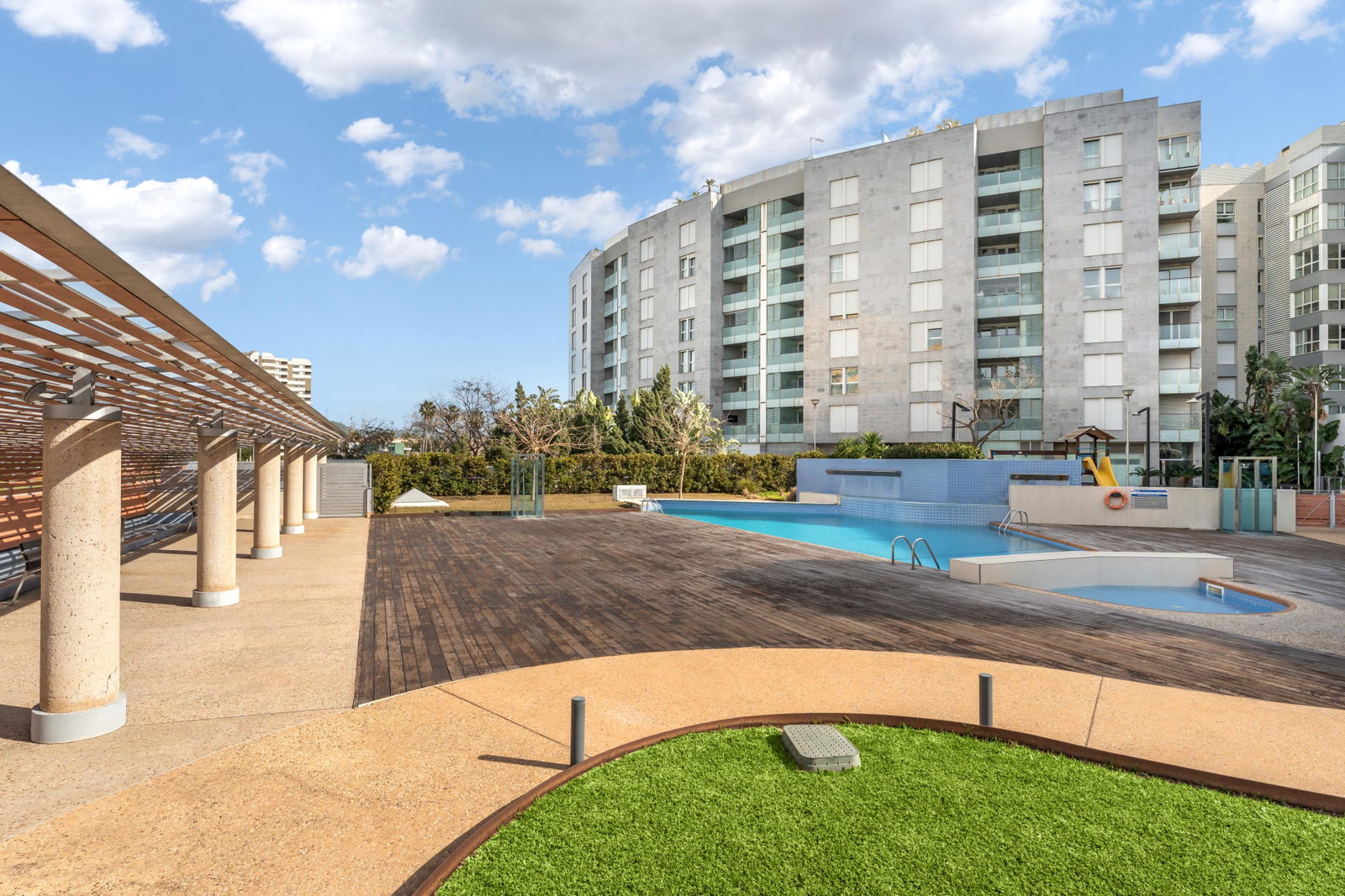 Außergewöhnliche Erstlinien-Residenz zum Verkauf in Portixol, Palma mit großer Strandterrasse, Pool & Parkplatz