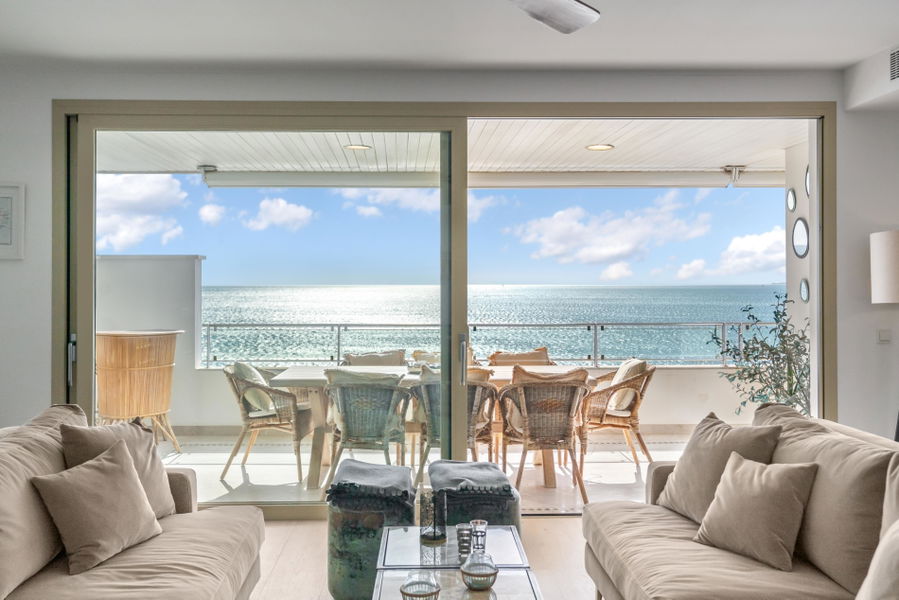 Außergewöhnliche Erstlinien-Residenz zum Verkauf in Portixol, Palma mit großer Strandterrasse, Pool & Parkplatz