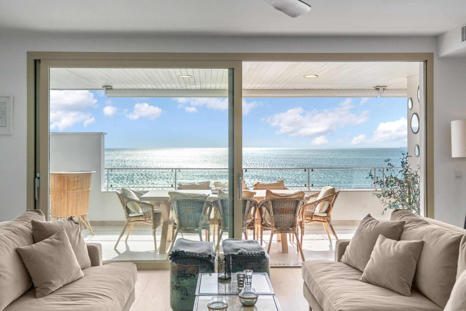 Außergewöhnliche Erstlinien-Residenz zum Verkauf in Portixol, Palma mit großer Strandterrasse, Pool & Parkplatz