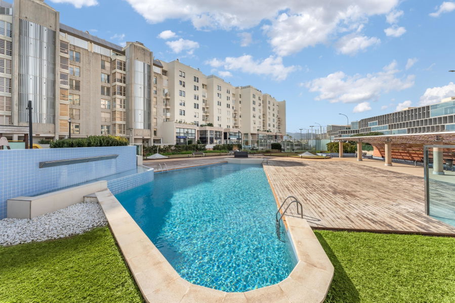 Außergewöhnliche Erstlinien-Residenz zum Verkauf in Portixol, Palma mit großer Strandterrasse, Pool & Parkplatz