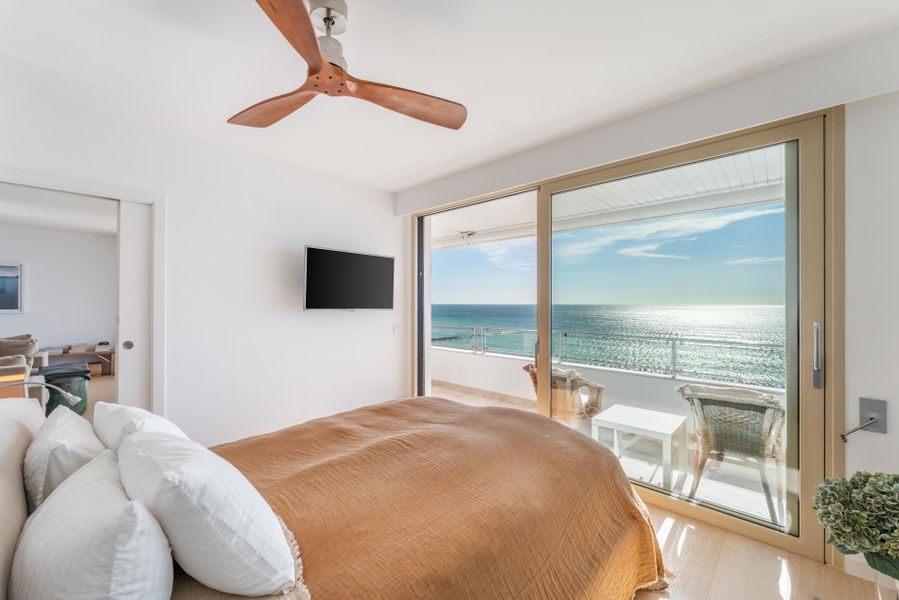 Außergewöhnliche Erstlinien-Residenz zum Verkauf in Portixol, Palma mit großer Strandterrasse, Pool & Parkplatz
