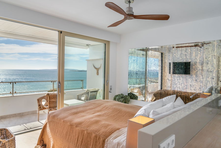 Außergewöhnliche Erstlinien-Residenz zum Verkauf in Portixol, Palma mit großer Strandterrasse, Pool & Parkplatz