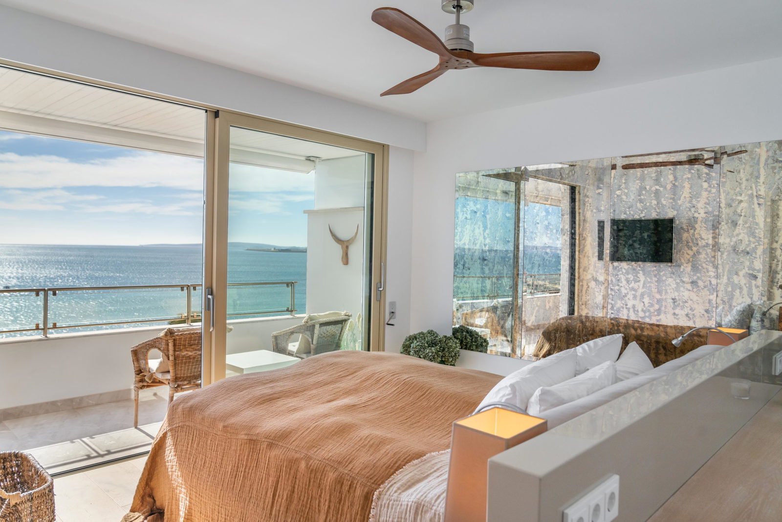 Außergewöhnliche Erstlinien-Residenz zum Verkauf in Portixol, Palma mit großer Strandterrasse, Pool & Parkplatz