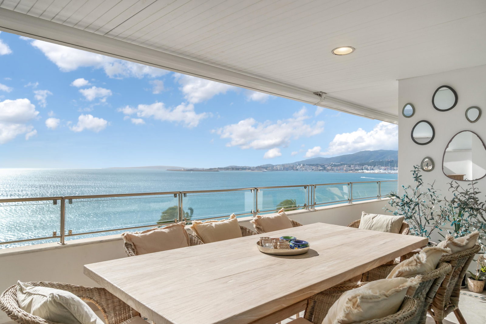 Außergewöhnliche Erstlinien-Residenz zum Verkauf in Portixol, Palma mit großer Strandterrasse, Pool & Parkplatz