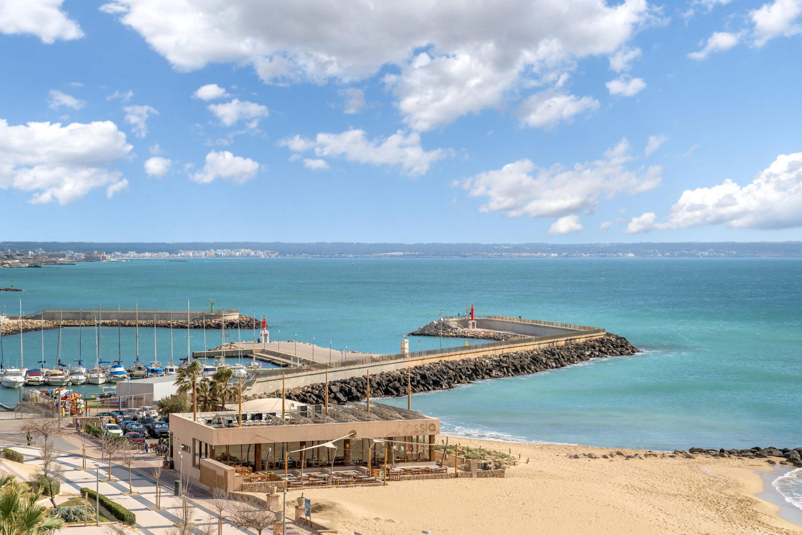 Außergewöhnliche Erstlinien-Residenz zum Verkauf in Portixol, Palma mit großer Strandterrasse, Pool & Parkplatz