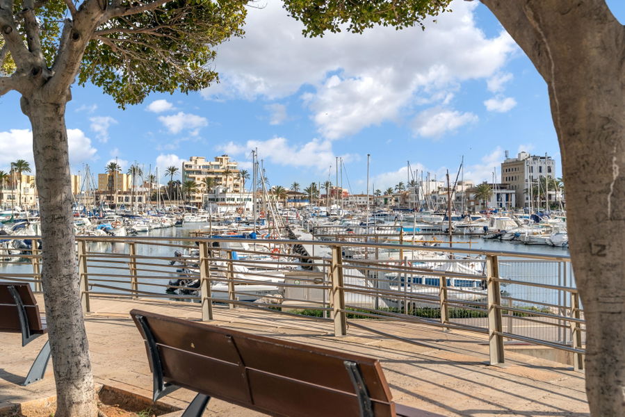 Außergewöhnliche Erstlinien-Residenz zum Verkauf in Portixol, Palma mit großer Strandterrasse, Pool & Parkplatz