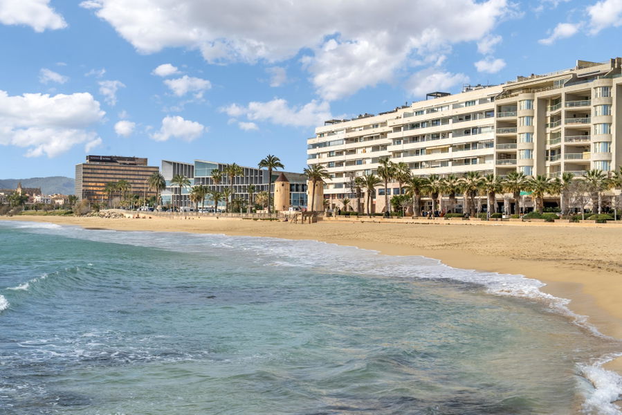 Außergewöhnliche Erstlinien-Residenz zum Verkauf in Portixol, Palma mit großer Strandterrasse, Pool & Parkplatz