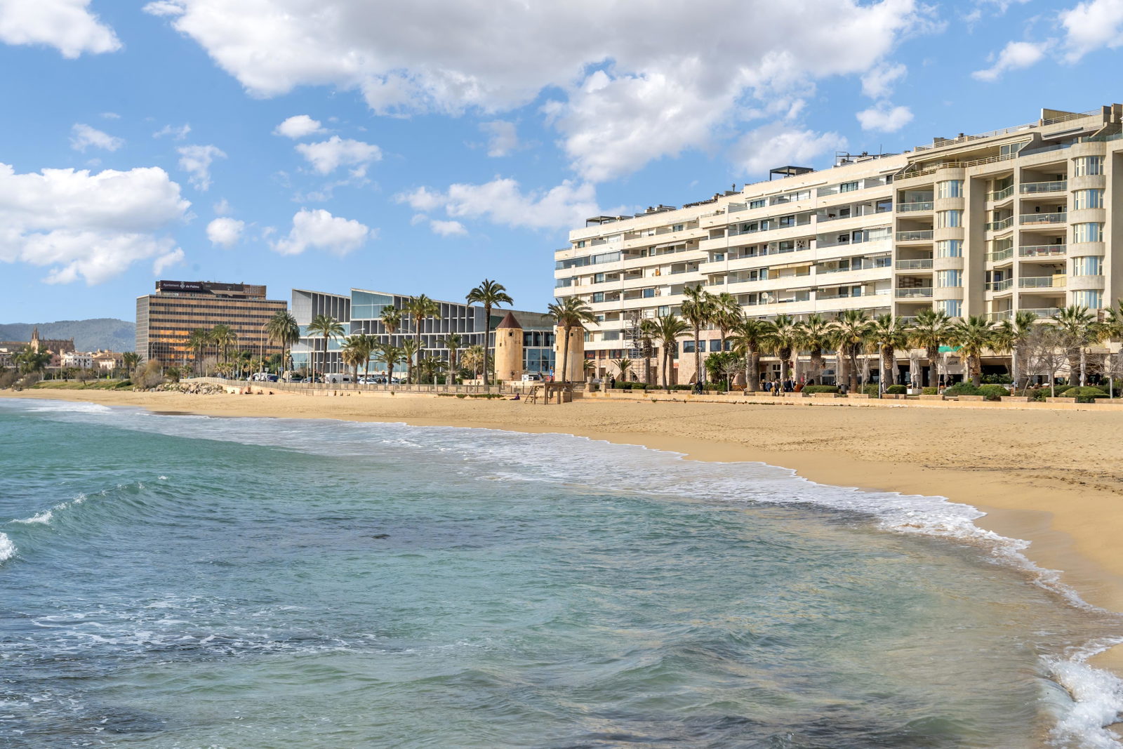 Außergewöhnliche Erstlinien-Residenz zum Verkauf in Portixol, Palma mit großer Strandterrasse, Pool & Parkplatz
