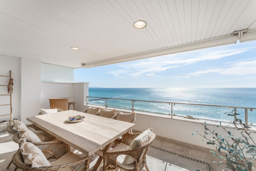 Außergewöhnliche Erstlinien-Residenz zum Verkauf in Portixol, Palma mit großer Strandterrasse, Pool & Parkplatz