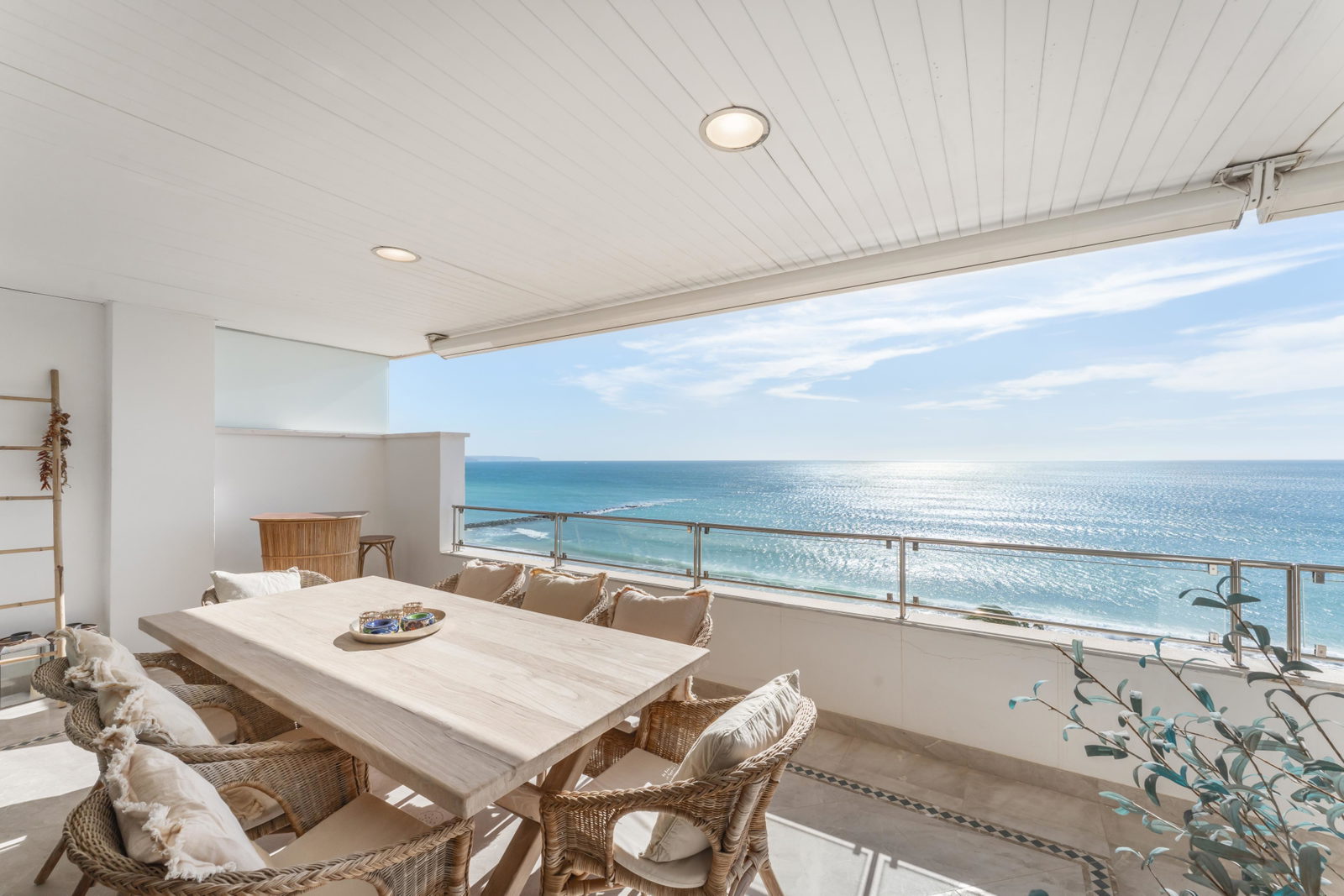 Außergewöhnliche Erstlinien-Residenz zum Verkauf in Portixol, Palma mit großer Strandterrasse, Pool & Parkplatz