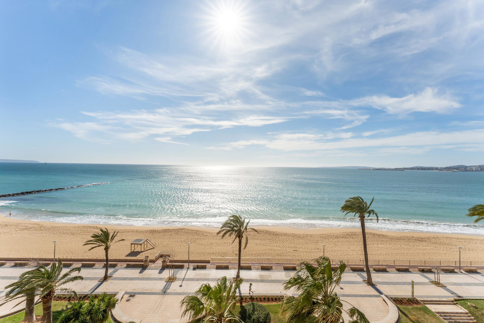 Außergewöhnliche Erstlinien-Residenz zum Verkauf in Portixol, Palma mit großer Strandterrasse, Pool & Parkplatz