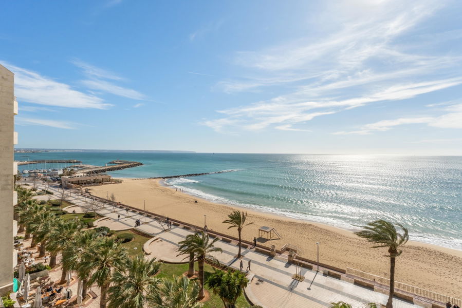 Außergewöhnliche Erstlinien-Residenz zum Verkauf in Portixol, Palma mit großer Strandterrasse, Pool & Parkplatz