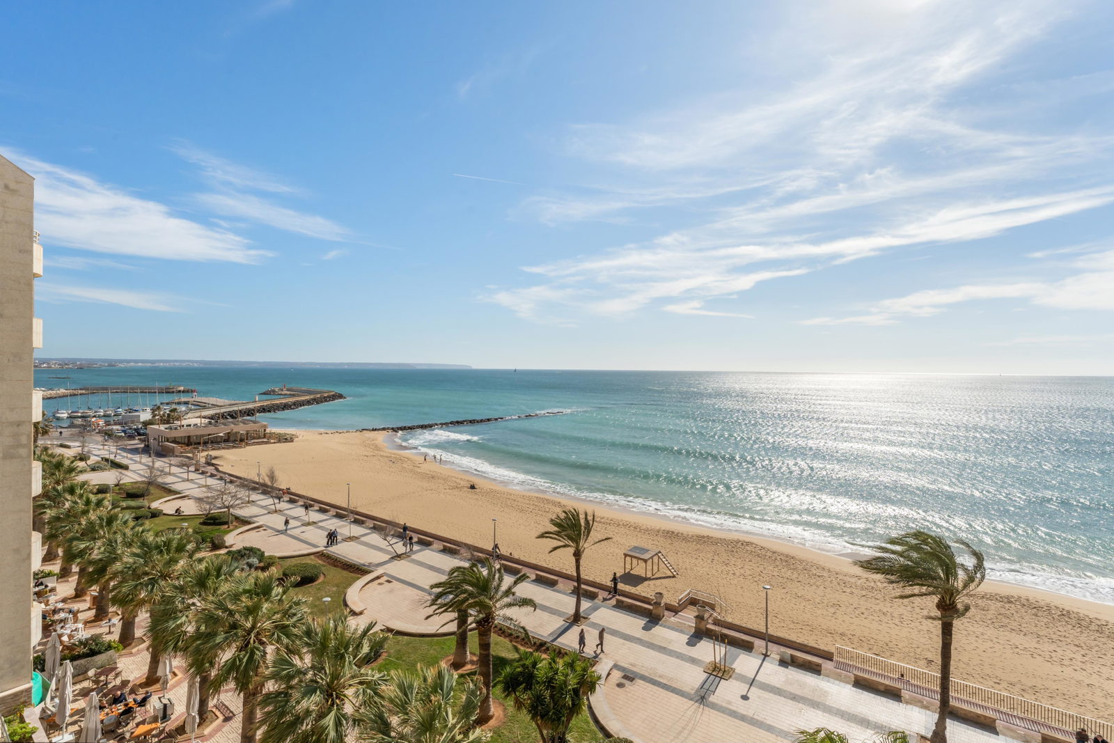 Außergewöhnliche Erstlinien-Residenz zum Verkauf in Portixol, Palma mit großer Strandterrasse, Pool & Parkplatz