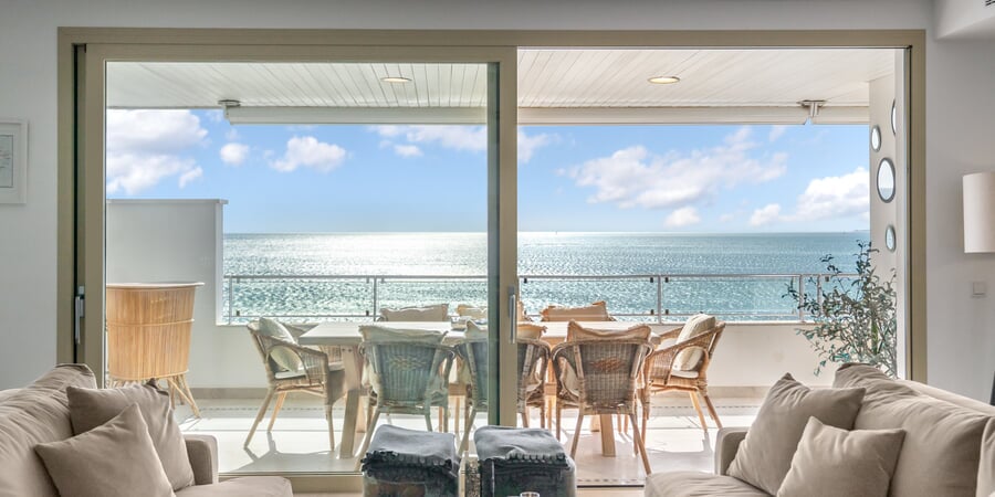 Außergewöhnliche Erstlinien-Residenz zum Verkauf in Portixol, Palma mit großer Strandterrasse, Pool & Parkplatz