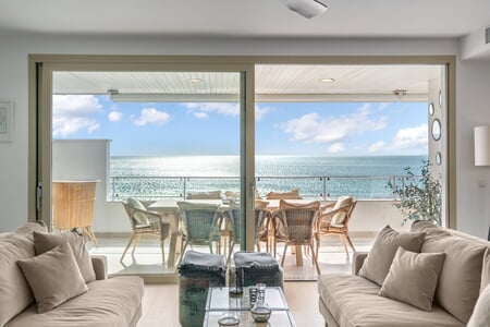 Außergewöhnliche Erstlinien-Residenz zum Verkauf in Portixol, Palma mit großer Strandterrasse, Pool & Parkplatz