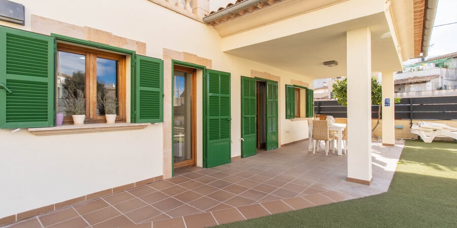 Spacious semi-detached house with holiday rental licence in Porreres