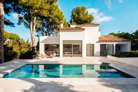 Totalrenoverad attraktiv villa med lummig trädgård och pool i Nova Santa Ponça