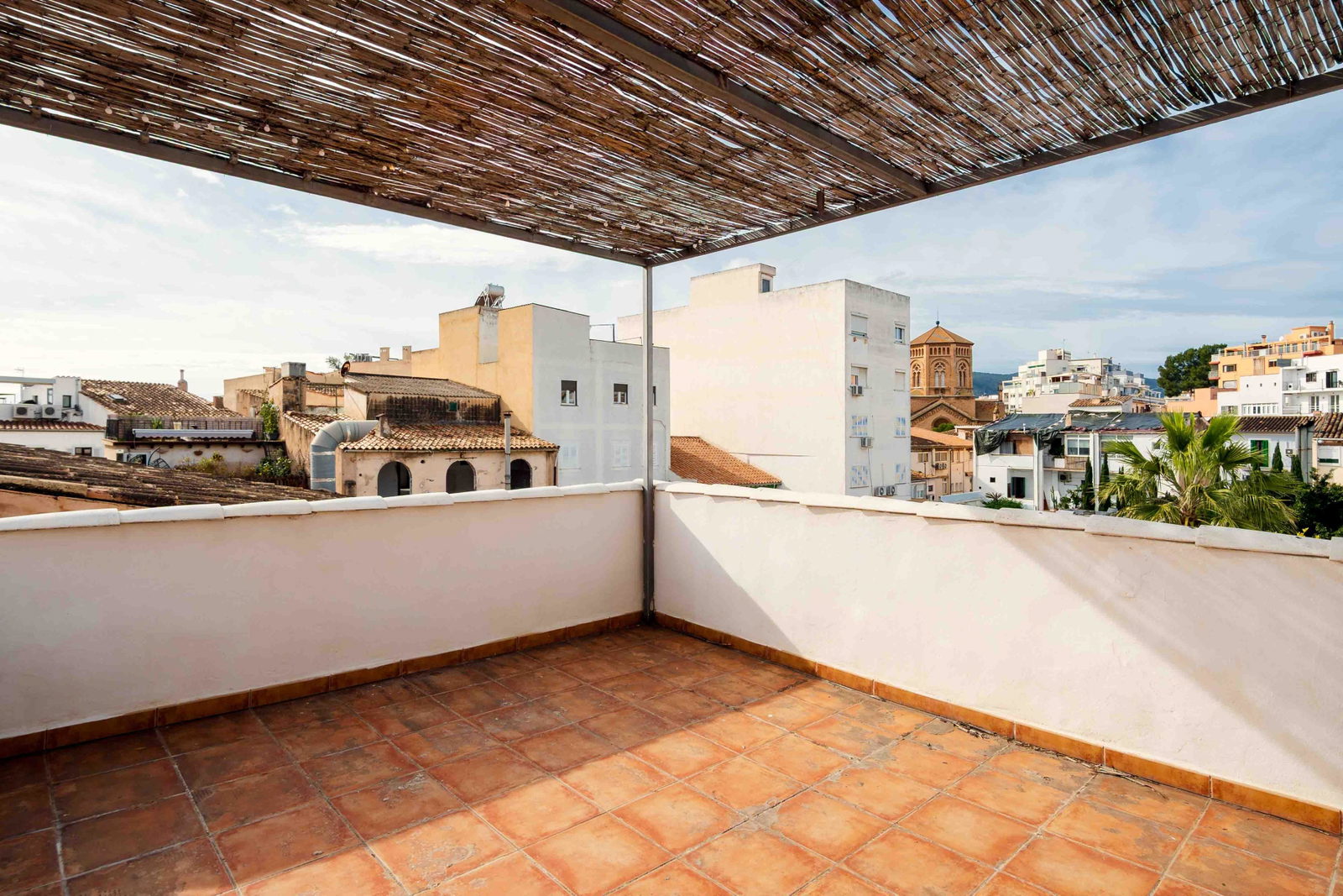 Helles Penthouse-Apartment mit großzügiger Terrasse im Herzen von Santa Catalina